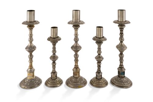 224   -  <p><span class="object_title">Juego de 5 candeleros altos en plateado con decoración vegetal y floral relevada.</span><br></p>