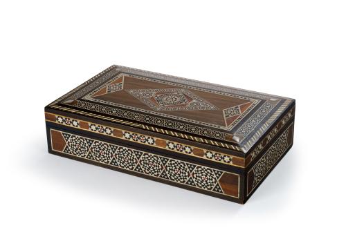35   -  <p><span class="object_title">Caja decorativa en marquetería siria en madera con decoración geométrica de taracea de hueso y maderas teñidas y pintadas. S. XX.</span><br></p>
