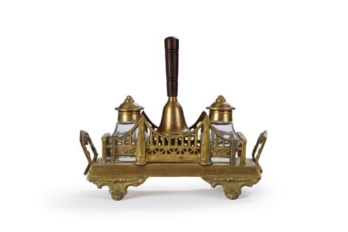 234   -  <p><span class="object_title">Escribanía en bronce dorado, S. XIX. <br/>Con dos recipientes en cristal y campanila central. Perímetro calado. Con asas. </span><br></p>