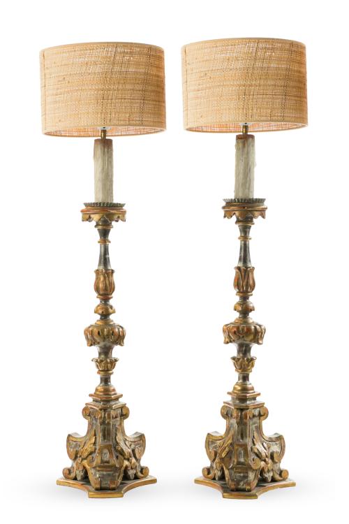 208   -  <p><span class="object_title">Pareja de lámparas de sobremesa con fuste de hacheros de estilo barroco en madera tallada y pintada. S. XX.</span><br></p>
