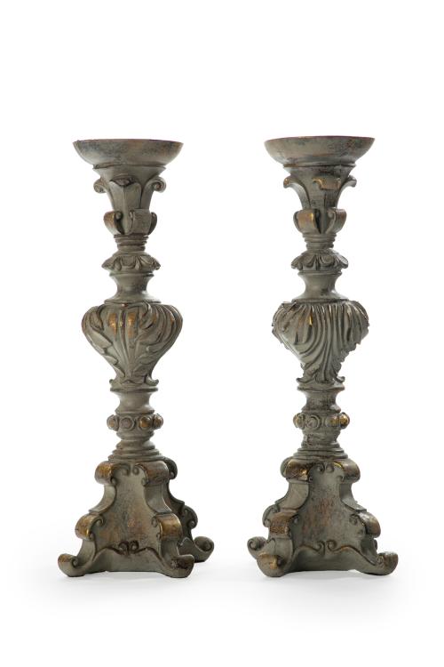 133   -  <p><span class="object_title">Pareja de hacheros decorativos de estilo barroco en madera pintada, S. XX.</span><br></p>
