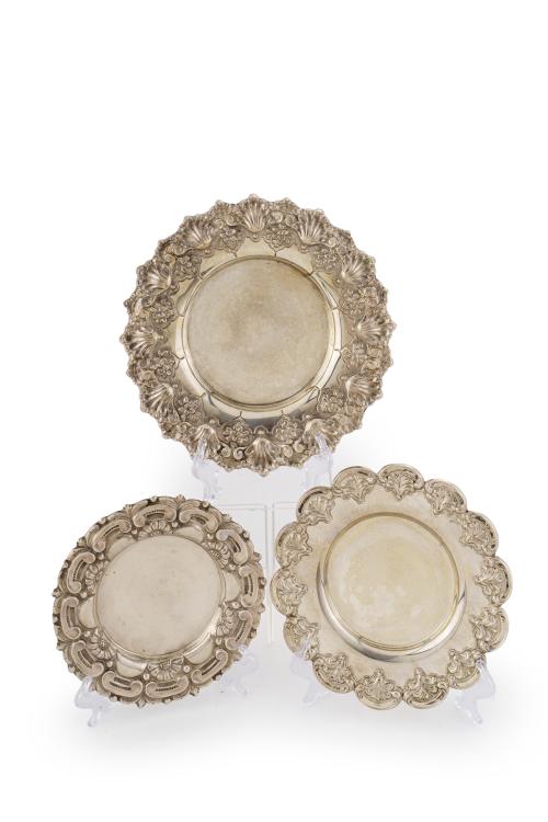 136   -  <p><span class="object_title">Lote de dos bandejitas circulares y una pequeña salvilla en plata portuguesa, leyes 925 y 833.</span><br></p>