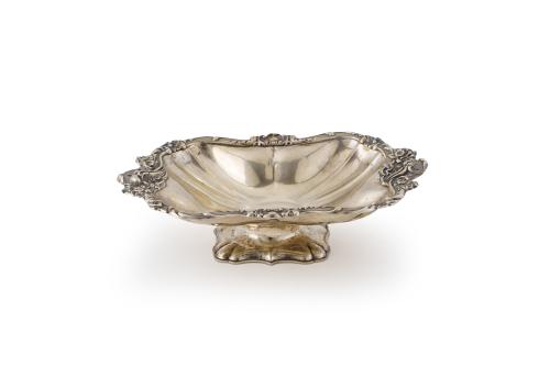 628   -  <p><span class="object_title">Frutero con alero relevado de flores, rocallas y elementos vegetales en plateado. </span><br></p>