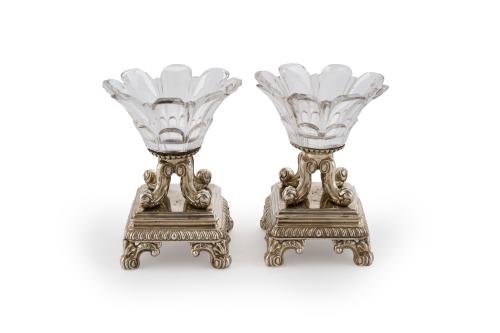 105   -  <p><span class="object_title">Pareja de exquisitos especieros con pie en plata francesa punzonada, ley 950, y recipientes en cristal tallado en forma de flor sobre patitas vegetales y base cuadrada. Francia, S. XIX. </span><br></p>