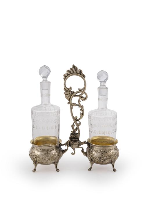 90   -  <p><span class="object_title">Elegante convoy en plata punzonada con recipientes de cristal, posiblemente Baccarat. Francia, S. XIX. </span><br></p>