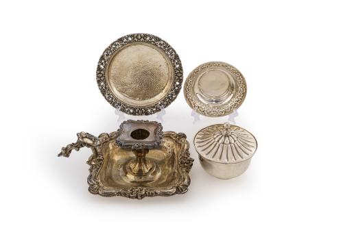226   -  <p><span class="object_title">Lote en plata formado por: pequeña bandejita de alero calado y campo martelé; mostacero con tapa y platito en plata de ley 800; y candelero en plata francesa con marcas de Alphonse Debain 1911-16.</span><br></p>