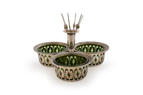 656   -  <p><span class="object_title">Aceitunera en plata de ley 800, posiblemente italiana, con recipientes calados y cuencos en cristal verde. Soporte central con palillos en el centro. Con marcas. </span><br></p>