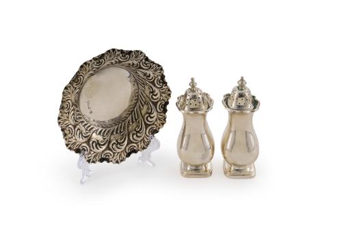 131   -  <p><span class="object_title">Lote en plata inglesa puzonada formado por: pareja de especieros con marcas de Birmingham y pequeño cuenco circular con alero cincelado de hojas y marcas de Londres, 1896.</span><br></p>