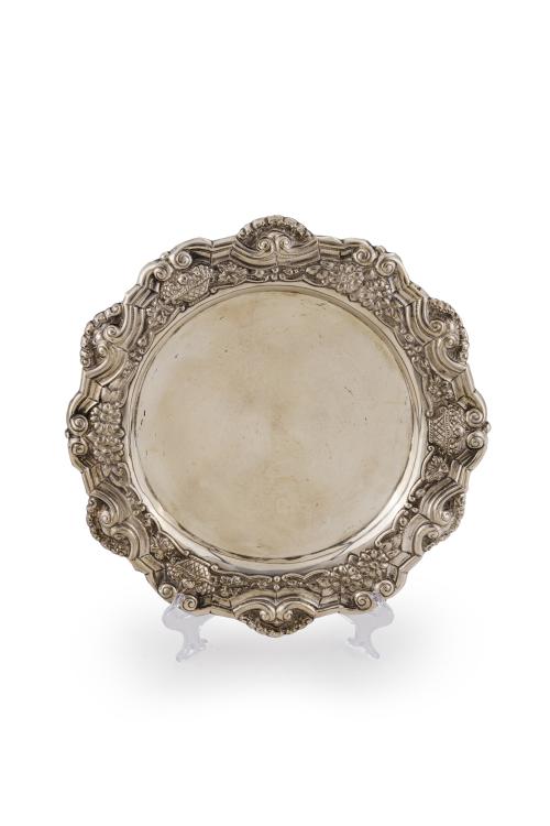 57   -  <p><span class="object_title">Salvilla circular en plata portuguesa punzonada con marcas de Oporto, ley 833, con alero cincelado de flores y cestos de frutas.</span><br></p>