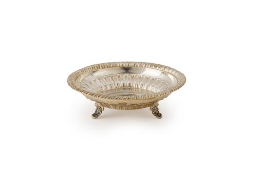 624   -  <p><span class="object_title">Frutero en plata española punzonada con decoracion de lengüetas, sobre patitas vegetales.<br/></span><br></p>