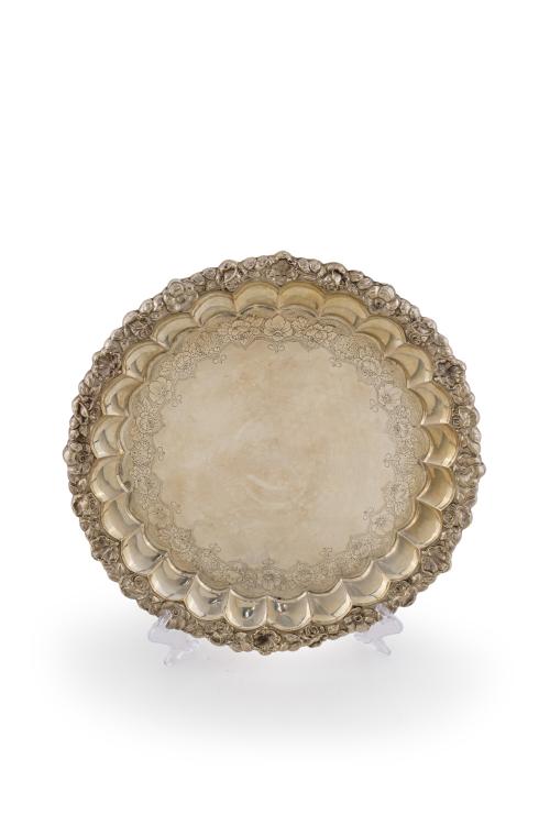 52   -  <p><span class="object_title">Gran bandeja circular en plata portuguesa punzonada con marcas de Oporto, ley 833, con perímetro de rocallas y rosas.  Campo grabado con guirnaldas florales. </span><br></p>