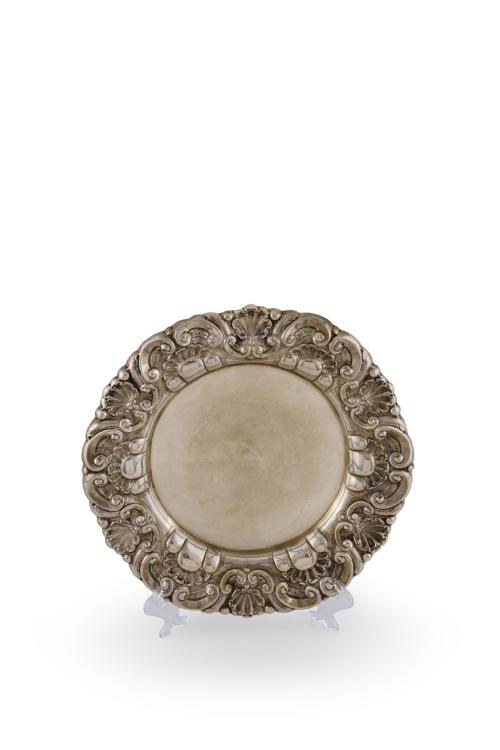137   -  <p><span class="object_title">Gran bandeja en plata portuguesa punzonada con marcas de Oporto, ley 833, con alero cincelado de tornapuntas y rocallas.</span><br></p>