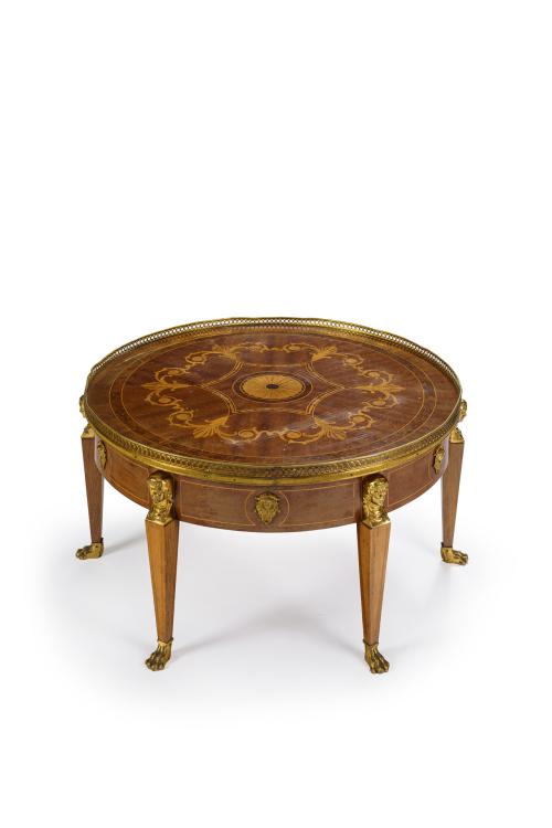 160   -  <p><span class="object_title">Mesa centro redonda de estilo Imperio. </span><br></p>