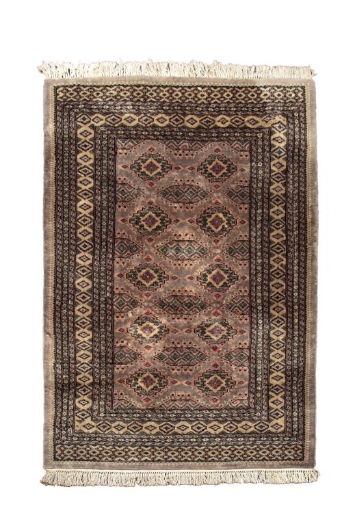 142   -  <p><span class="object_title">Alfombra persa en lana, Pakistan. Decoración de motivos geométricos sobre campo gris. <br/></span><br></p>