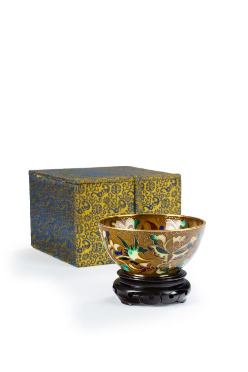 23   -  <p><span class="object_title">ROBERT KUO. CHINA, S. XX<br/>Cuenco en esmalte cloissoné con peana en madera. En su estuche original. Con marcas. </span><br></p>