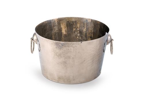 37   -  <p><span class="object_title">Gran champanera con asas en plateado, trabajo martelé. </span><br></p>