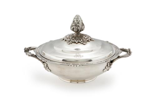 53   -  <p><span class="object_title">PAUL CANAUX & CIE 1892-1911<br/>Elegante sopera de plata francesa punzonada, ley 950. Asas vegetales y friso decorativo de hojas y lazos. Remate de piña. Con marcas. </span><br></p>
