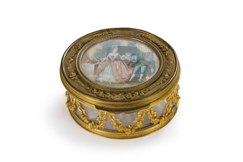 79   -  <p><span class="object_title">Cajita-joyero de coleccion Napoleón III, Francia, S. XIX.<br/>En bronce dorado y cristal con decoración de guirnaldas florales y miniatura pintada en la tapa representando una de escena galante. Espejo al interior. </span><br></p>