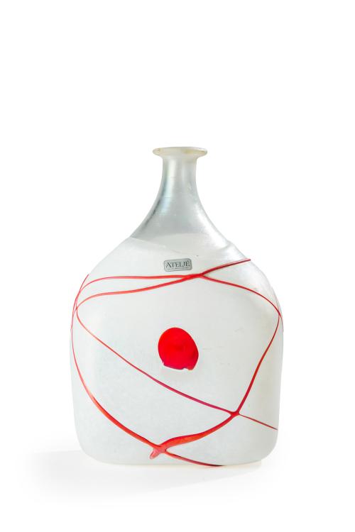 632   -  <p><span class="object_title">BERTIL VALLIEN-Kosta Boda. <br/>"Galaxy red"<br/>Jarrón en vidrio. Firmado.</span><br></p>