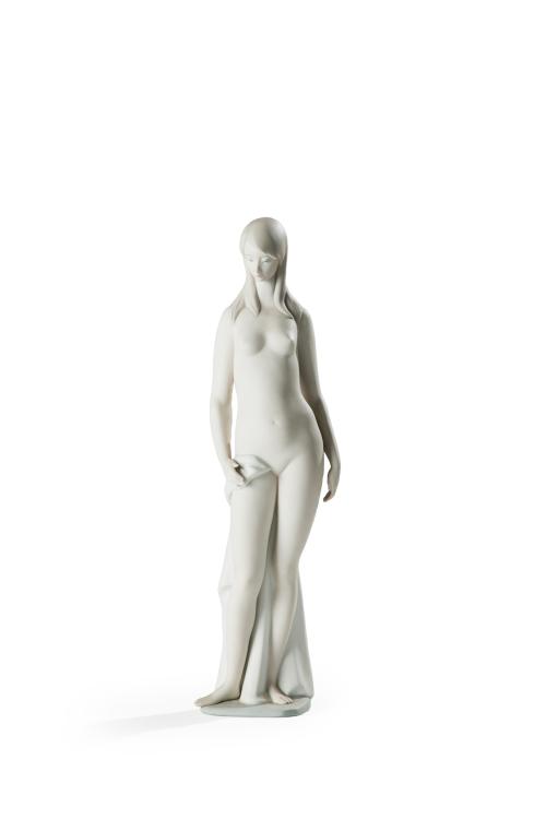 619   -  <p><span class="object_title">LLADRÓ<br/>"Desnudo"<br/>Escultura en porcelana mate. Con marcas. </span><br></p>