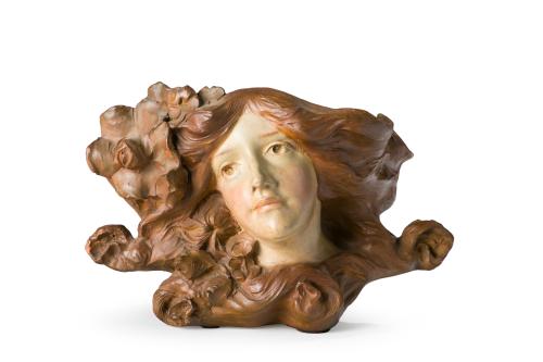 630   -  <p><span class="object_title">SIGUIENDO MODELOS DE ALBERT ASCALÉ. <br/>Original centro modernista en terracota policromada representando una cabeza de mujer con flor en el pelo.</span><br></p>