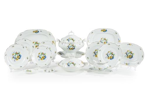 55   -  <p><span class="object_title">VISTA ALEGRE-PORTUGAL<br/>Antigua vajilla en porcelana de Vista Alegre. Época: 1924-1947. Con marcas.<br/>Vajilla de colección por su antigüedad y original diseño de aves exóticas y flores. Filos dorados. <br/>Total piezas: 57.</span><br></p>