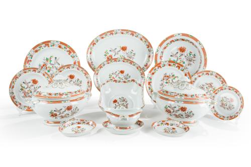 54   -  <p><span class="object_title">VISTA ALEGRE-PORTUGAL<br/>Completa vajilla en porcelana de Vista Alegre, modelo "Magnolia". Años 70. Con marcas.<br/>Decoración de aves, flores e insectos. Filos dorados. <br/>Total piezas: 62.</span><br></p>