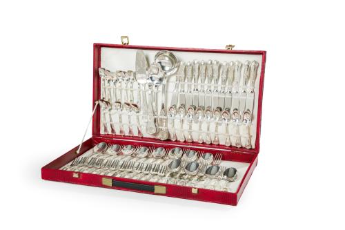 102   -  <p><span class="object_title">Antigua cubertería italiana para 12 servicios, modelo "kings pattern", con baño de plata 800. <br/>Diseño vegetal con remate de concha. En su estuche original. Años 70.</span><br></p>