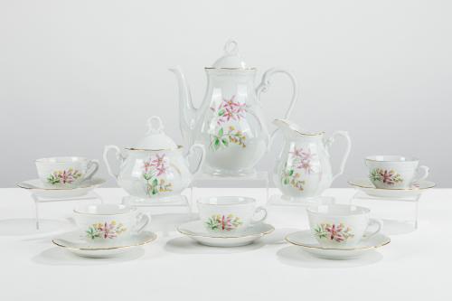 163   -  <p><span class="object_title">RICHARD GINORI<br/>Juego de café vintage para 9 servicios en fina porcelana blanca con motivos relevados "vecchio Ginori" y decoración de flores y filos dorados. Años 60. Con marcas. </span><br></p>