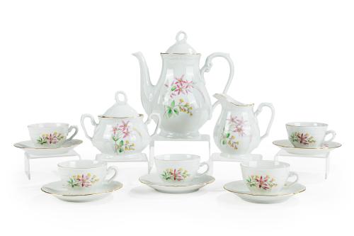 287   -  <p><span class="object_title">RICHARD GINORI<br/>Juego de café vintage para 9 servicios en fina porcelana blanca con motivos relevados "vecchio Ginori" y decoración de flores y filos dorados. Años 60. Con marcas. </span><br></p>