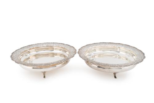 222 - <p><span class="object_title">CAMUSSO-PERU<br/>Original gran pareja de fruteros de elegante alero calado en plata de Camusso. Sobre tres patitas. </span><br></p>