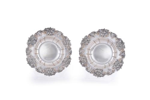265 - <p><span class="object_title">Pareja de elegantes presentadores circulares en plata de ley de 925.</span><br></p>