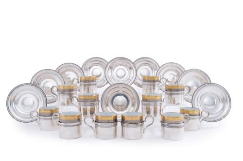 247 - <p><span class="object_title">LIMOGES-FRANCIA-ORO Y PLATINO<br/>Exclusivo juego de café para doce servicios en porcelana de Limoges. Con marcas: "Limoges/ France / Veritable Incrustation/ Double Dorure/ Polie á l´agate".</span><br></p>