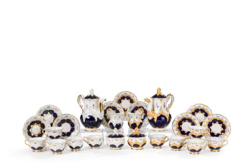 238 - <p><span class="object_title">MEISSEN<br/>Juego de café en porcelana esmaltada de Meissen con decoracion de flores y azul cobalto con filos dorados. Con marcas.</span><br></p>