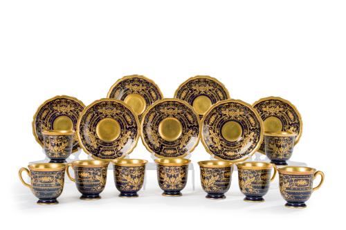 151 - <p><span class="object_title">Delicado juego de café para 12 servicios en porcelana de Bavaria, modelo "Black Night".<br/><br/></span><br></p>