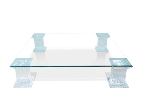 432 - <p><span class="object_title">Gran mesa de centro de diseño contemporáneo con tablero de cristal biselado y pies de pedestal acanalado en metacrilato. </span><br></p>