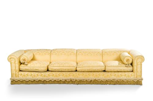 Gran sofá de cuatro plazas en seda amarilla adamascada con 