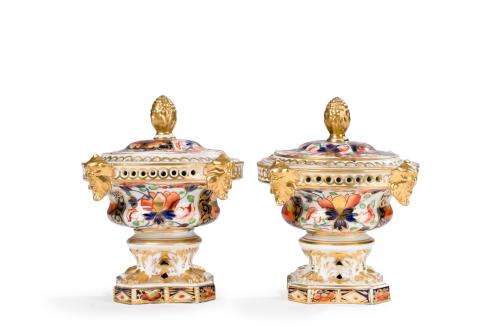 147 - <p><span class="object_title">Exquisita pareja de incensarios en porcelana esmaltada Imari, Japón.</span><br></p>