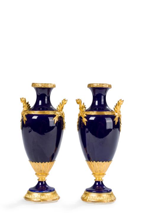 146 - <p><span class="object_title">Pareja de pequeños jarrones en porcelana de Sèvres, Francia, C.1890.</span><br></p>