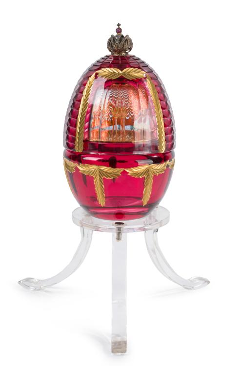 197 - <p><span class="object_title">THEO FABERGÉ (1922-2007)<br/>"Encore egg"<br/>Huevo en vidrio de plomo color cereza esmaltado con oro de 24 K</span><br></p>