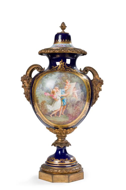 189 - <p><span class="object_title">Jarrón con tapa de porcelana de Sèvres esmaltada en azul cobalto con detalles en dorado. Francia, S.XIX</span><br></p>
