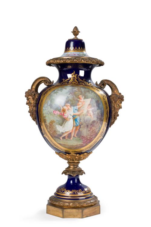 Jarrón con tapa de porcelana de Sèvres esmaltada en azul co