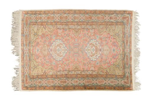 Exquisita alfombra persa de oracion en seda.