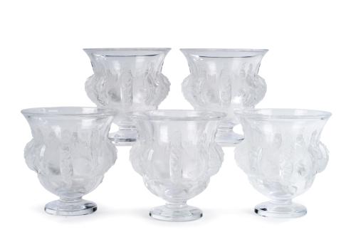 157 - <p><span class="object_title">LALIQUE-FRANCIA<br/>Juego de cinco centros en cristal tallado y esmerilado con cuerpo globular representando aves en alto relieve. Con marcas.</span><br></p>