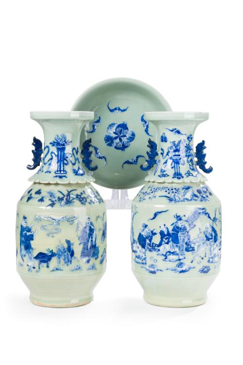 32 - <p><span class="object_title">Lote formado por: pareja de jarrones y cuenco en porcelana blanca y azul sobre fondo celadón. China, Dinastía Qing, S. XIX. </span><br></p>