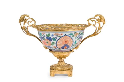 140 - <p><span class="object_title">Centro en forma de copa en porcelana Imari con montura en bronce dorado, S. XIX.</span><br></p>