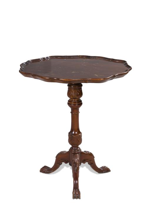55 - <p><span class="object_title">Velador inglés de estilo victoriano en madera de caoba con perfil ondulado sobre pata tripode. </span><br></p>