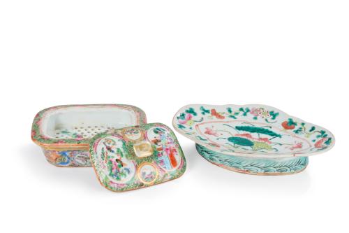 71   -  <p><span class="object_title">Dos piezas en porcelana de Compañia de Indias, S. XVIII- S. XIX.</span><br></p>