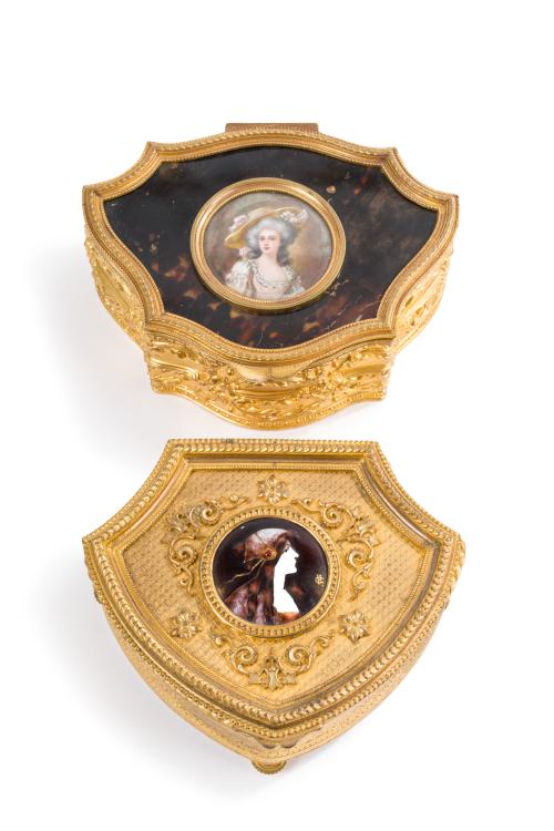 179   -  <p><span class="object_title">Lote de dos cajitas-joyero de coleccion de forma trapezoidal en dorado. Francia, C. 1900.</span><br></p>