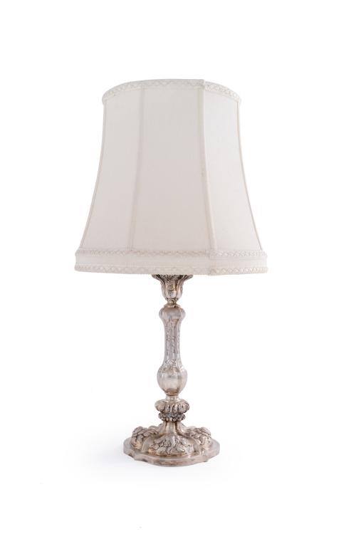 414 - <p><span class="object_title">Lámpara de sobremesa con fuste de candelero en plata punzonada española.</span><br></p>